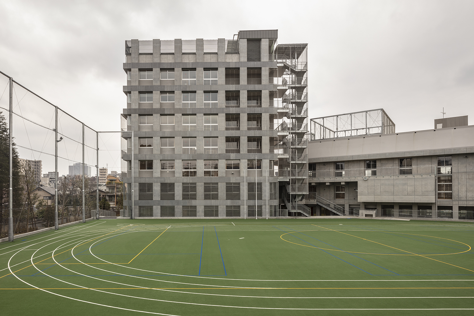 鉄骨建築に木材のやわらかさを加えた建物